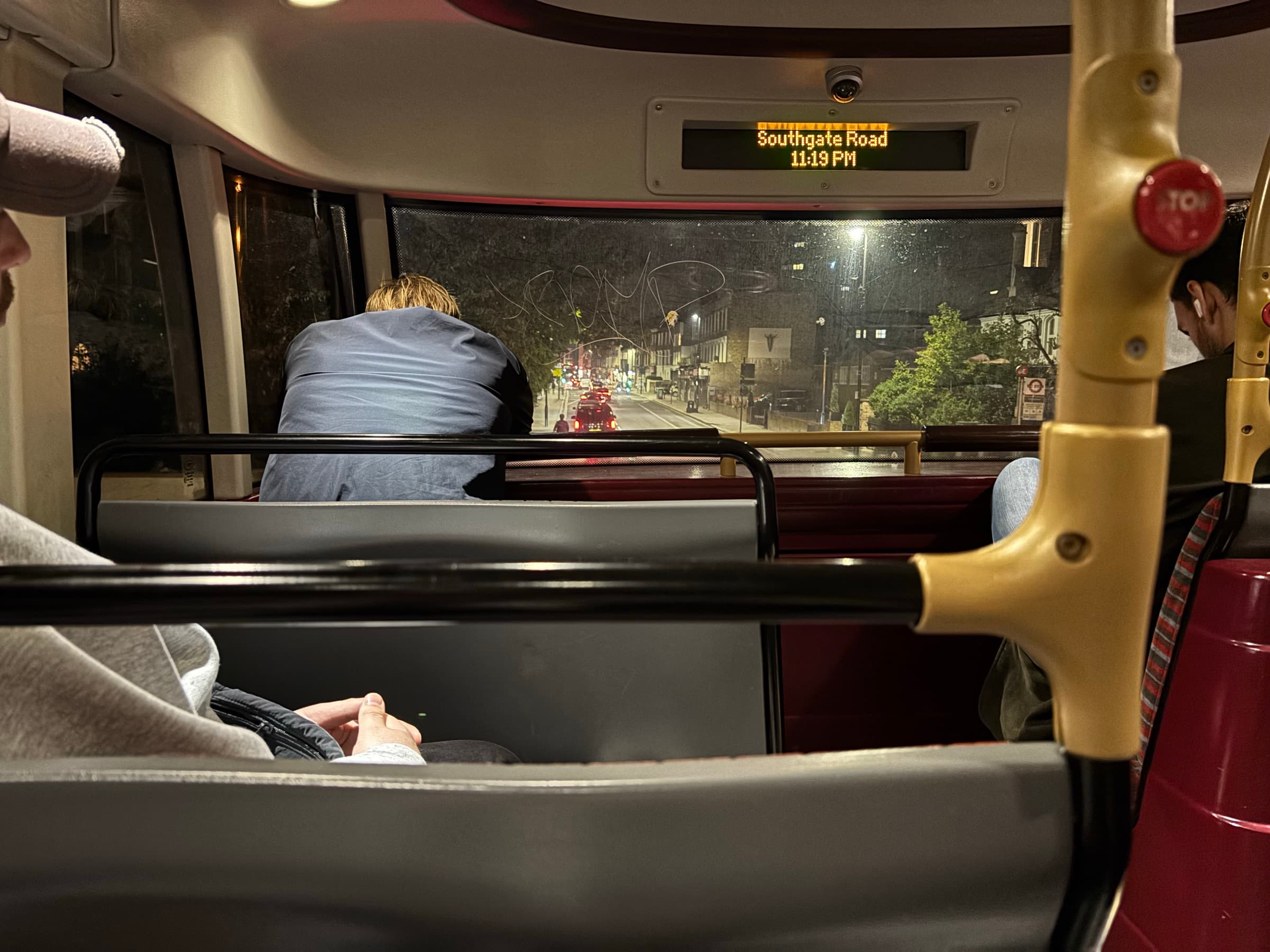 Vue depuis l’étage d’un bus londonien, de nuit